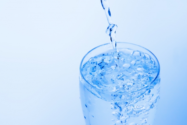水道水をそのまま飲むのは危険なのか、その理由と安全に飲むための方法を教えます。